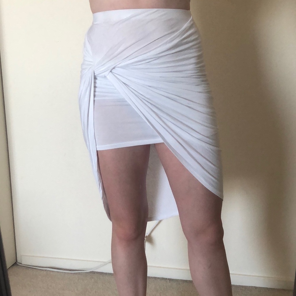White skirt, with a very nice side detail! Brand:simlu size:s. Not see through.